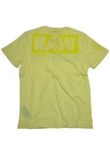黄色のTシャツ